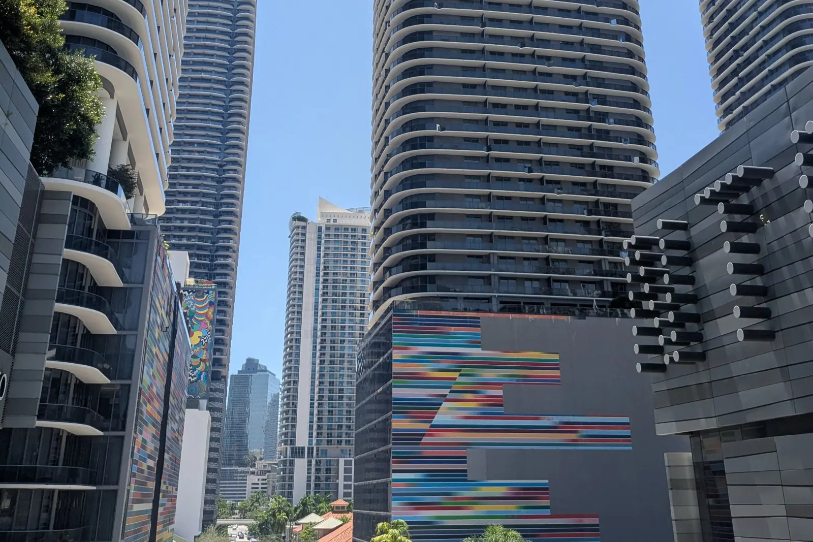 Torres residenciales y de oficinas de Brickell, en Miami, con un gran mural de franjas de colores en la fachada de un edificio